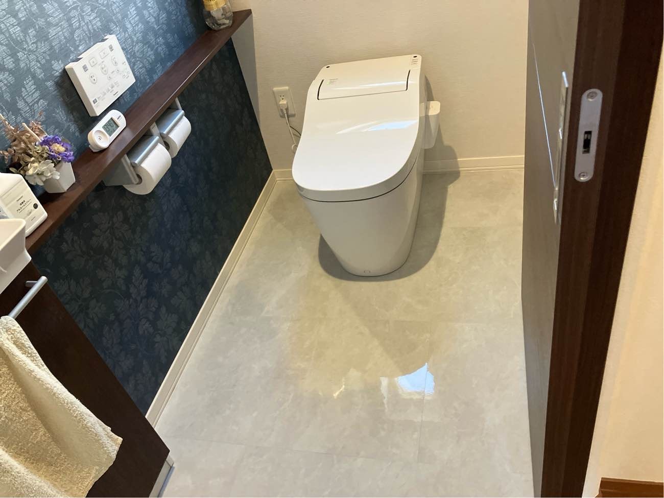 トイレ床張り工事