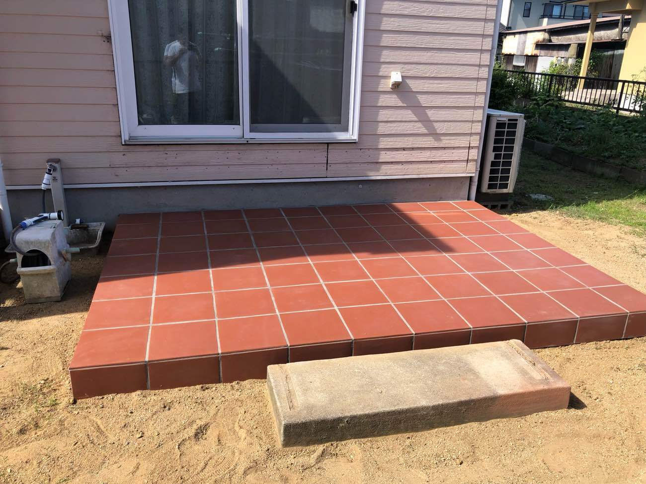 ウッドデッキ撤去、土間タイル施工工事